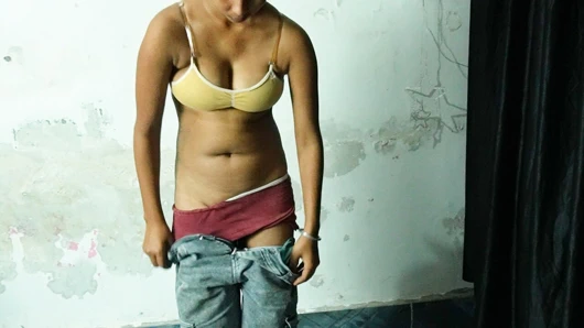 Sari sıkı amcıklı desi yenge Hintçe ses kaydında devar tarafından sert sikiliyor