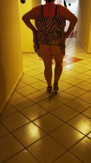 Bbw karısı yanıp sönen ona bacaklar göt ve tanga üzerinde tatil