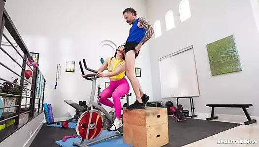 Spor salonu rutini azgın gerçeklik krallarını döndürüyor