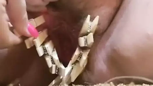 Şişman inek onun önünü dudaklarına mandal koyarak