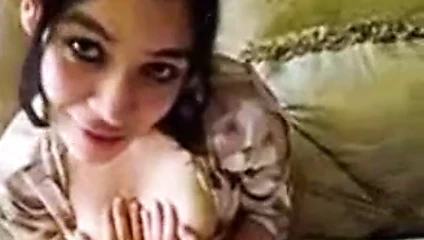 Utangaç kız baş veriyor