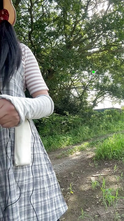 No290 Gündüz Sokakta Anal Plugs Çalıyor