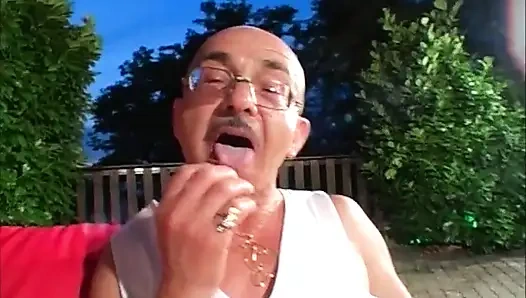 Yaşlı adam sarışın orta yaşlı seksi kadını götten sikiyor