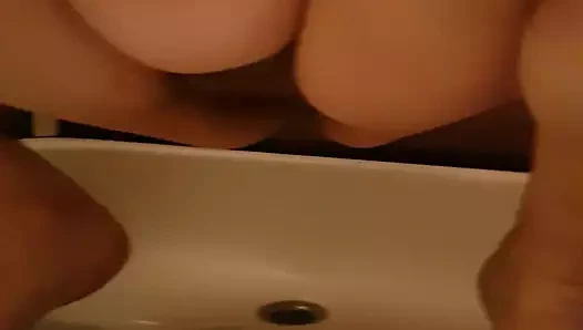 Kız arkadaş işemek.