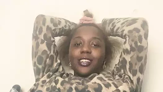 Jamaikalı kızın oldukça sıkı küçük amcığı cyan twerk yapıyor - dans salonu şarabı Hintliler gibi göbek dansı