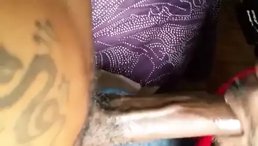 Adam bazı çük vererek arkadaşı üzerinde yürür