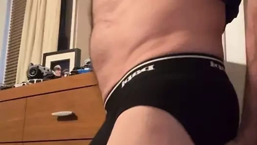 Boşalana kadar sulu yarağımla oynuyorum