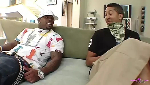 Bu kalın zenci kızın ağzı ve amcığı iki arkadaşımız için mükemmel bir uyum