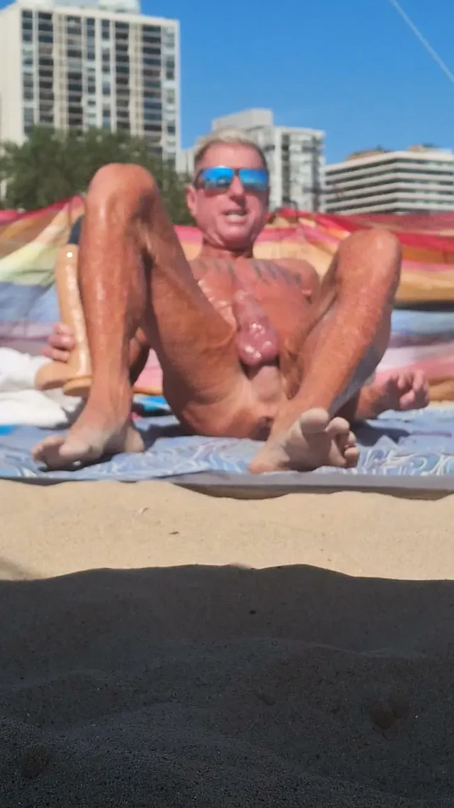 Key West plajda yeni dildosunu yağlayarak kullanıyor
