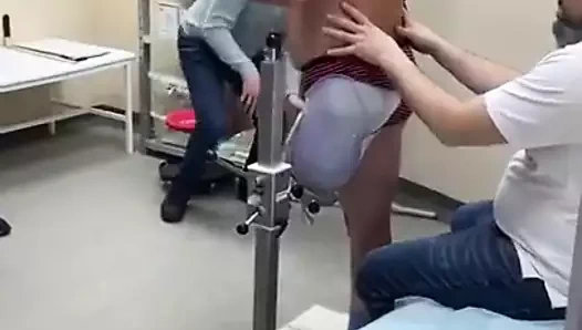 Protez atölyesinde ampute adam