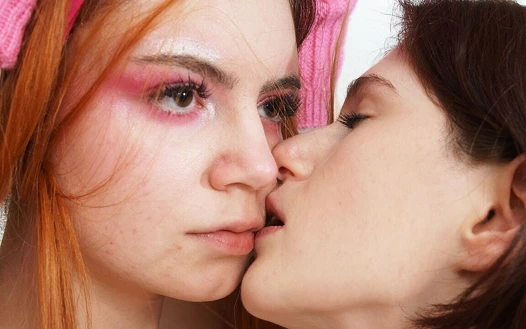 Flexi genç bebeğimi dildoyla sikiyorum