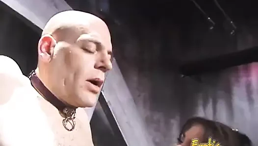 İki dominatrix sürtük sert bir yarağa her türlü şeyi yaptı