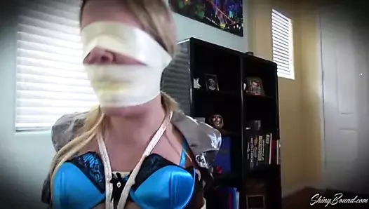 Ateşli sekreter sandalyede