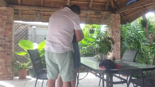 Komşumun karısını verandada sikiyorum