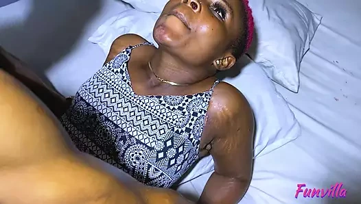 Sağlam yumuşak götlü hizmetçiyi sikiyor