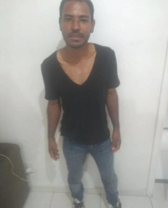 Esmer adam yatak odasında mastürbasyon yapıyor