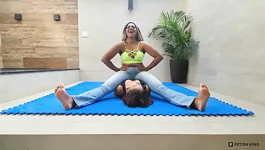 Göğüse oturma - güçlü bacaklar ve kaslar Lebian dövüş kızları