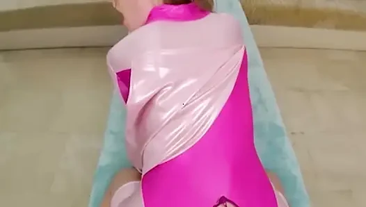 Vrcosplayx evrendeki tüm atomlar U ve Octavia Red'i yenilmez atom eve yaklaştırmak için bir araya geldi bölüm 3