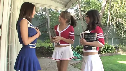 Üç ateşli arkadaş birlikte çok güzel vakit geçiriyor