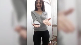 Tozluklu kız öğrencilerin derlemesi