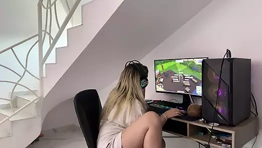 Oyun oynarken sandalyede boğuk osuruk.