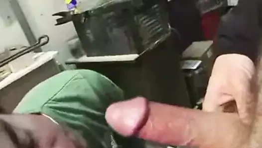Sooo domuzcuk: genç adam adama oral verir ve onun cum alır