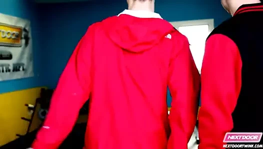 Sonraki kapı twink boşalmak yalama twinks