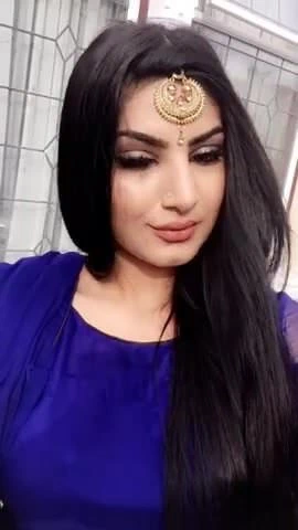 Paki tanrıçası topuklu giyinmiş