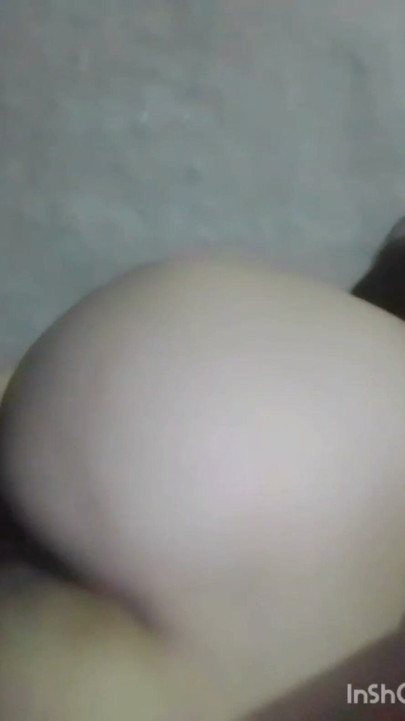 Seksi kız yalnız başına seksi videolar izleyerek mastürbasyon yaptı | Klip 1