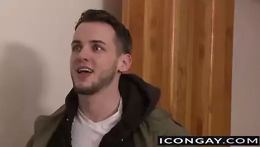 kaslı nick colton yatak odasında açar