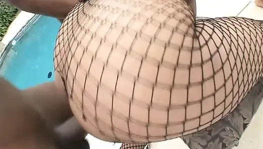 Güzel zenci büyük doğal memeler büyük siyah yarağı emiyor ve sonra amını sert bir şekilde parçalatıyor