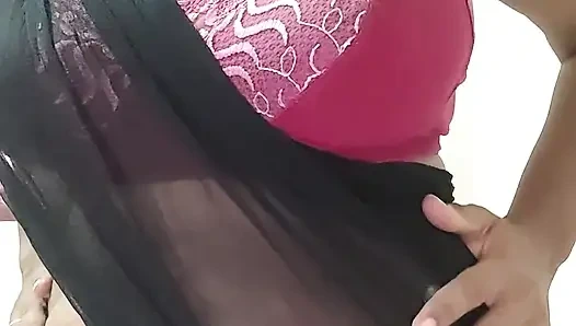 En Pundai Arikudhu da... Göğüslerini gösteriyor