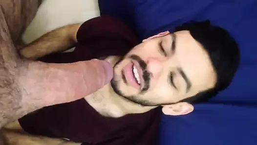 Sik emmeyi ve cum yutmayı seviyor :)