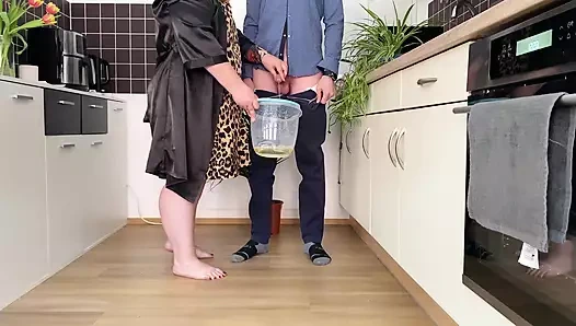 Şehvetli kayınvalide külotunu çıkarıyor ve kalçalarını açıyor