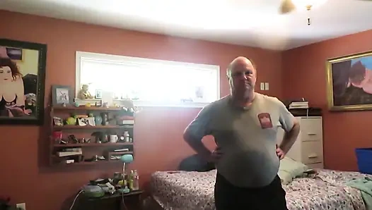 Kokmuş terli vücutlu köle oğlanı kokla