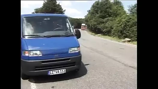 Genç Alman amatör kızıl saçlı sokakta sikiliyor ve götüne boşalıyor