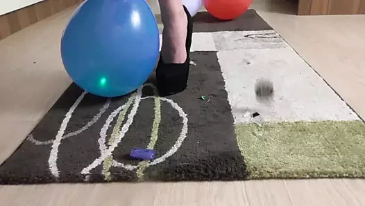 Prenses Kirstin balonları eziyor