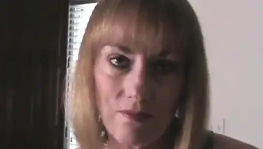 Kötü seksi melanie: orta yaşlı seksi kadın mastürbasyon ve döl sürtüğü