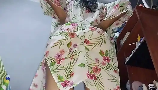 Üvey annemin soyunuyorken yatağın altında götünü gözetliyorum