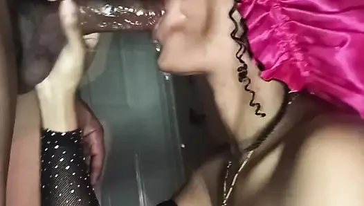 Üvey baba büyük zenci emiyor ve boşaltıyor!