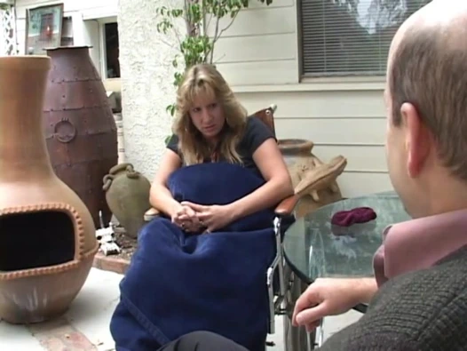 Seksi sarışın lezbiyen ballar içinde yatak emmek kedi ve sikme