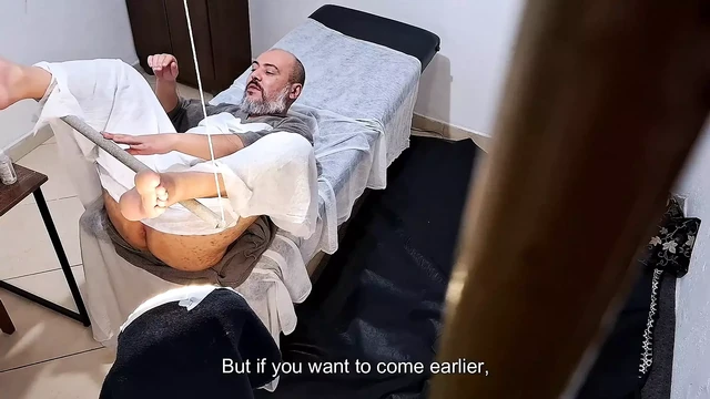 Он пошел к врачу, чтобы осмотрел простату, но доктор застрял страпон в его заднице.