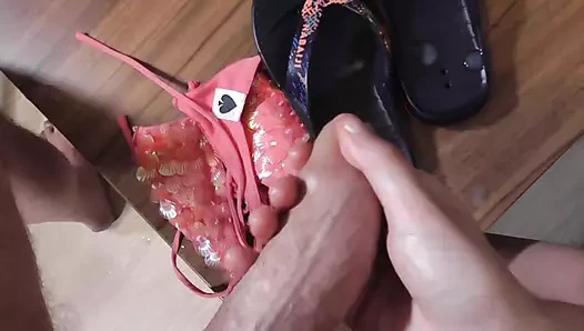 Sofistike ve yaramaz genç bebek nihayet onun bikini ve parmak arası terliklerine boşalmasını istiyor.