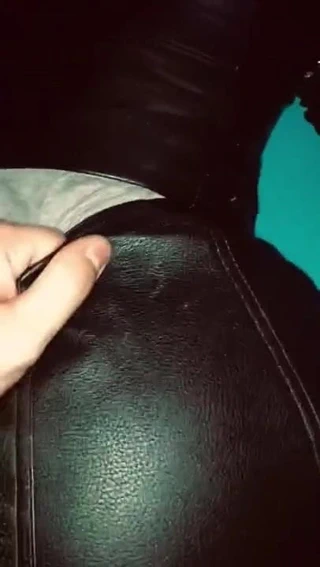 Eski deri köpek gibi dövülerek