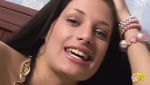 Yaramaz esmer Melek bize bir kızı parmakla ne kadar istediğini anlatıyor