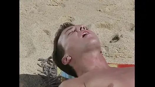 Üçlü Seks - Genç Sıska Sarışın Sürtük Sahilde Üvey Babasının Arkadaşlarını Sikiyor