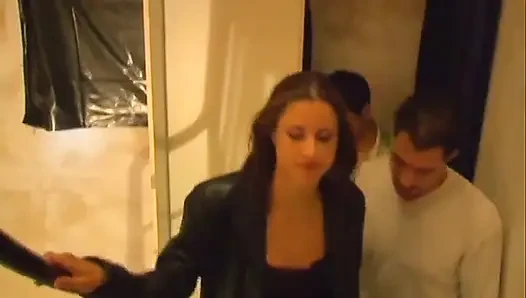 Güzel götlü piliç kanepede ateşli yarağa biniyor