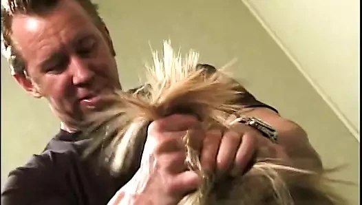 Azgın sarışın trollop anal seks yapıyor ve yüzüne boşalıyor