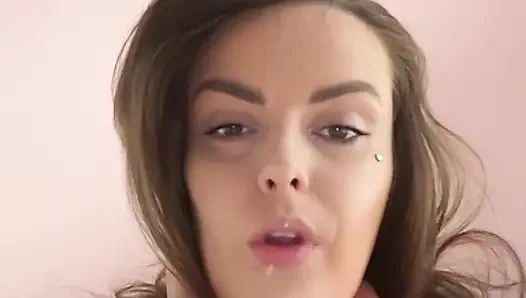 Sahibe Kate takma yarakla götünü temiz tutuyor ve ağzını açıyor