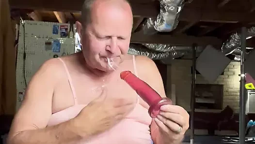 Yeni oyuncaklı kadın kılıklı kadın, titreşimli göt tıkacı ve dildo